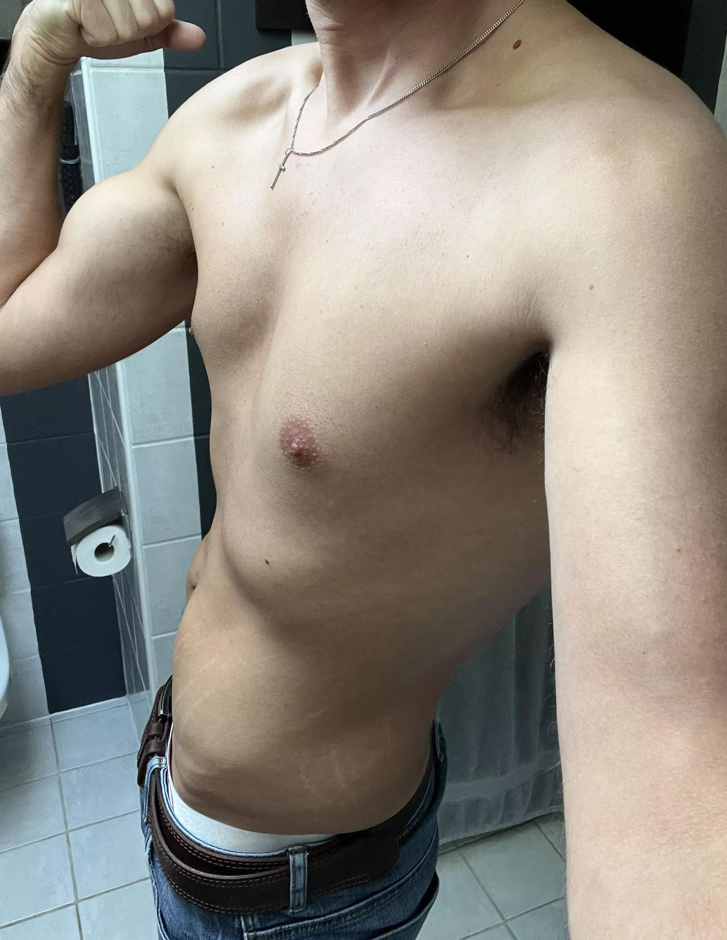 27 gym bro looking to make some holiday cash. Hmu with your requests. Kink friendly and open to pretty much anything (pics, vids, chat, lives, gear) all customizable. 