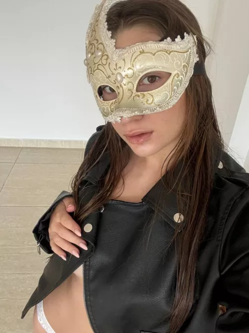 Leather Love: Can't Resist This Outfit's Allure