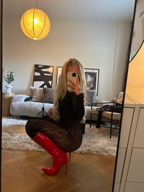 Classy outfit and hot boots!