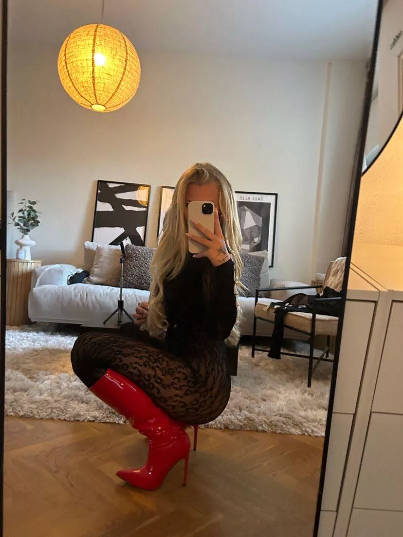 Classy outfit and hot boots!