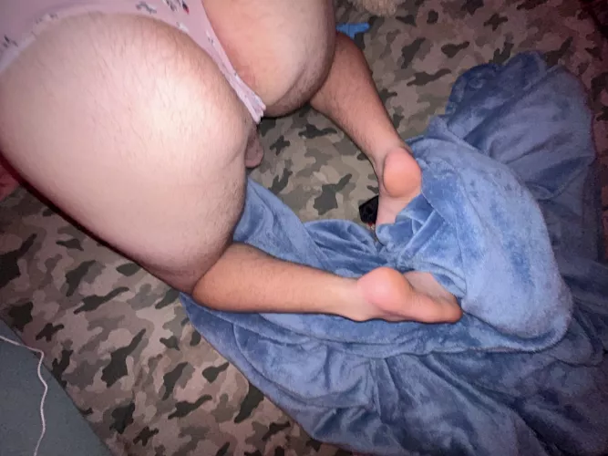 Cum in my virgin hole DM me 