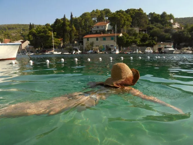Dafne Keen butt through water