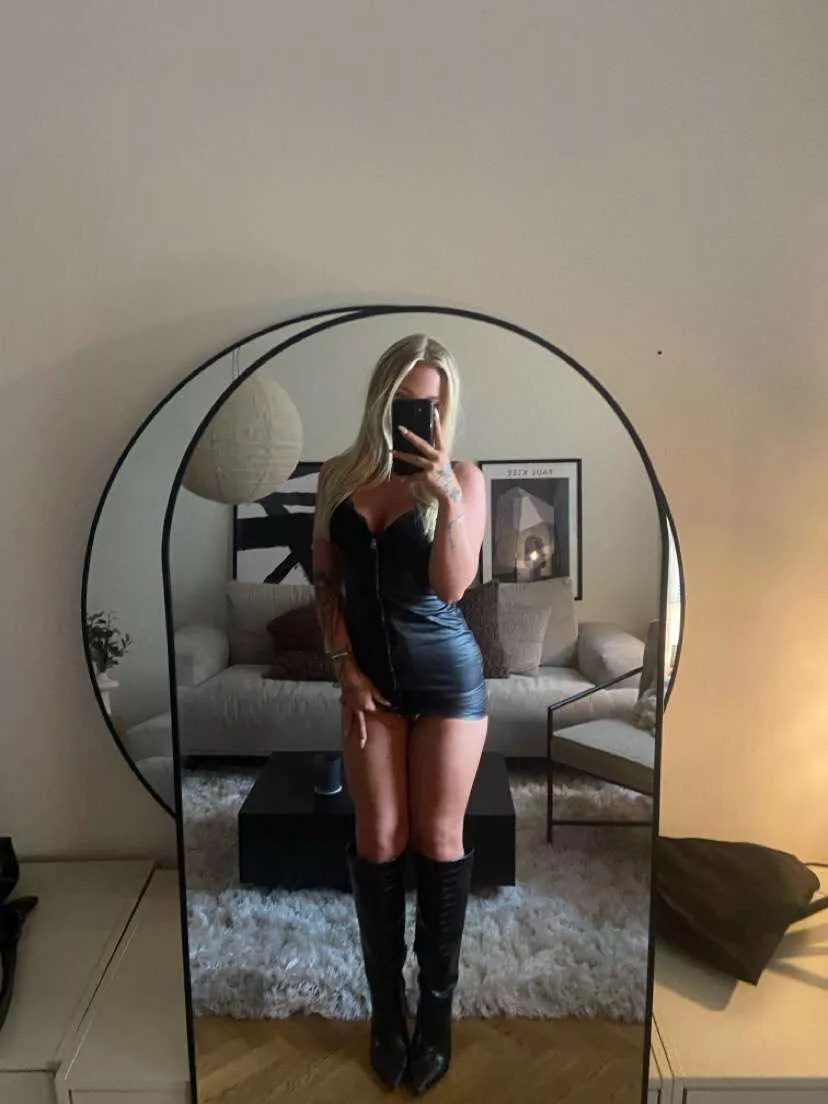 Leather dress with lack boots! 