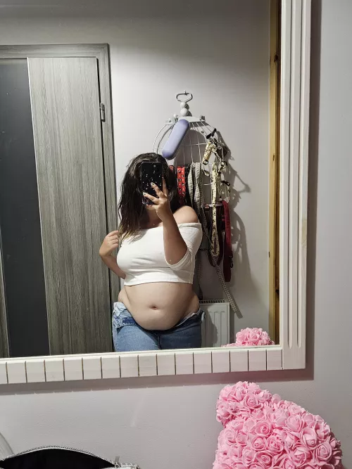 Look how sexy my tummy is spilling out. I can't get these trousers buttoned up anymore.... My belly has grown too much already!!!