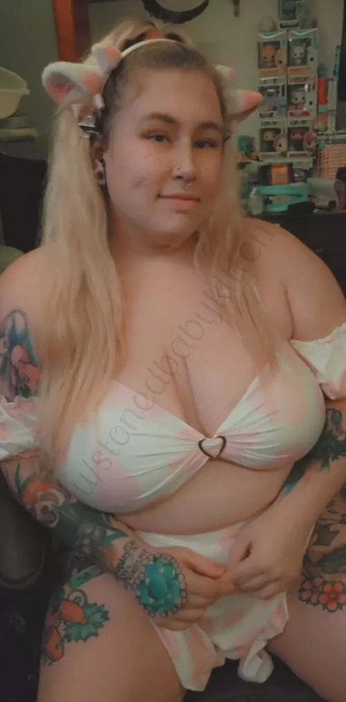 Strawbee Cow.. I wonder if she produces strawberry milk.. only one way to find out 🐮