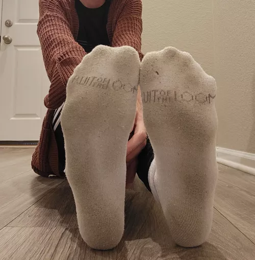 The smell emulating from these gym socks makes my eyes water. 💦