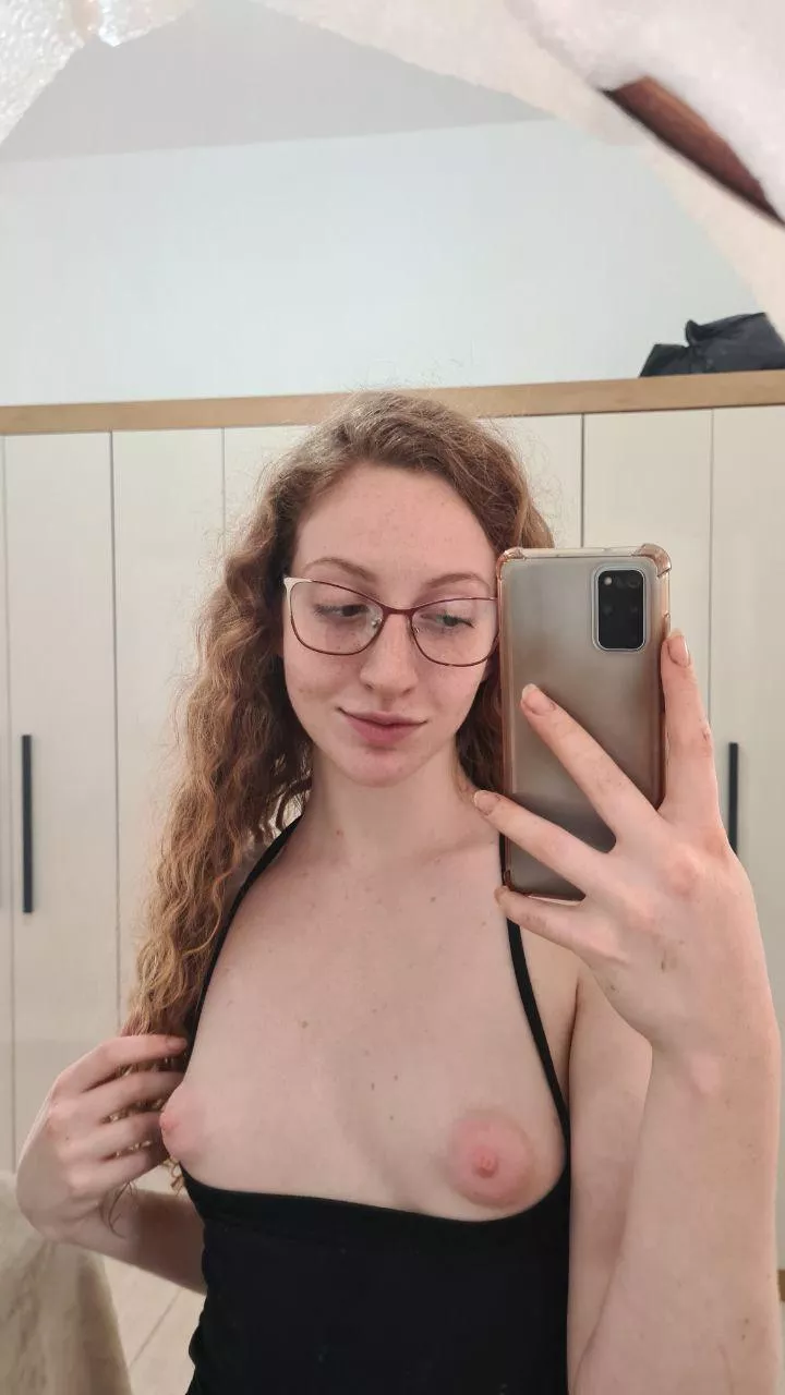 a mirror selfie that will turn you on 