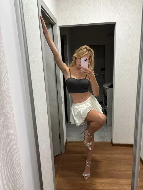 A photo in the mirror before going to a restaurant