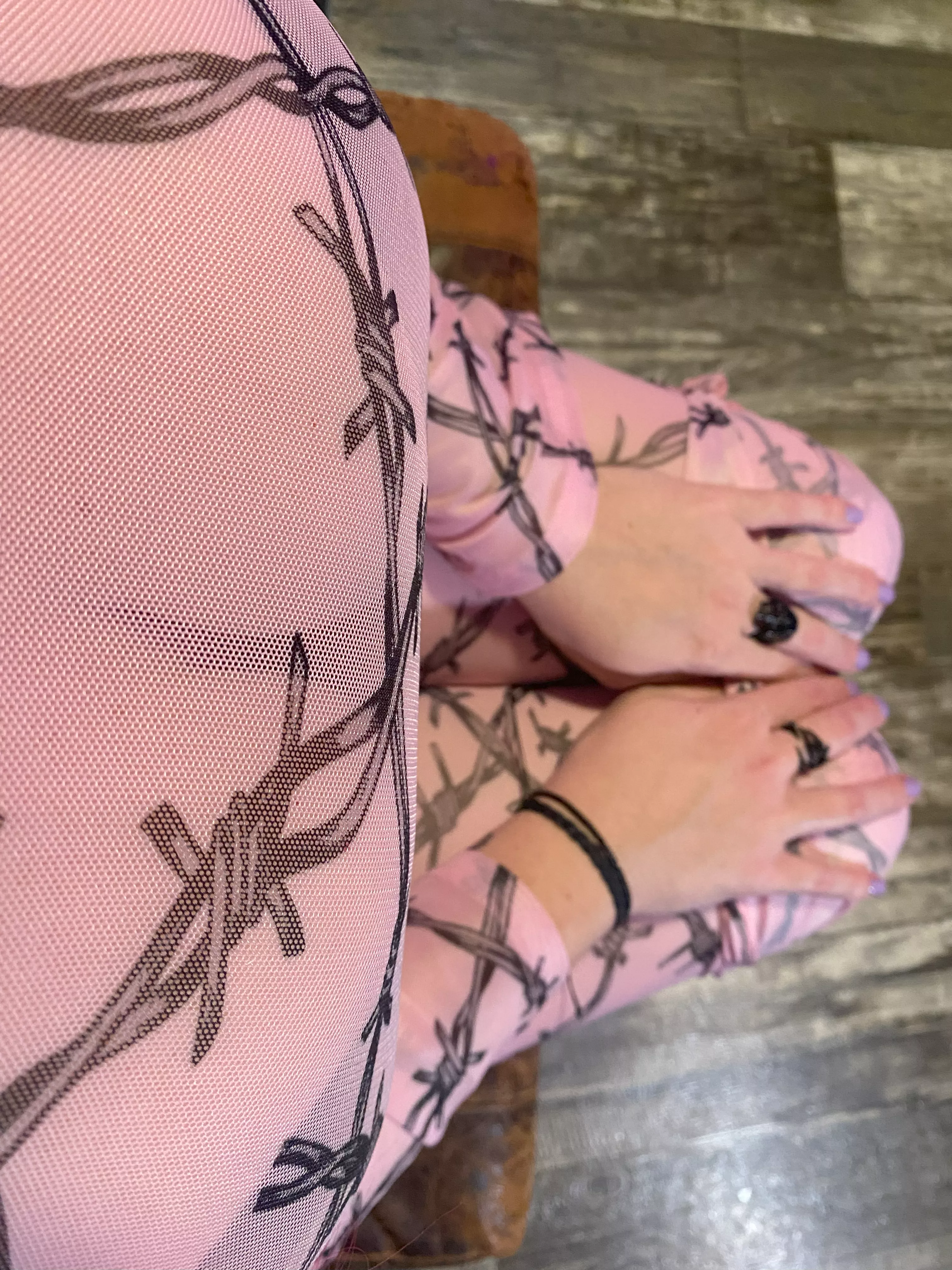 LOVELY big, soft, goth hands c;