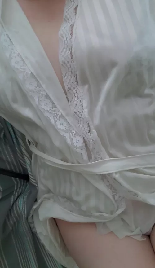 🤍 White Lacy robes are chef's kiss 💋