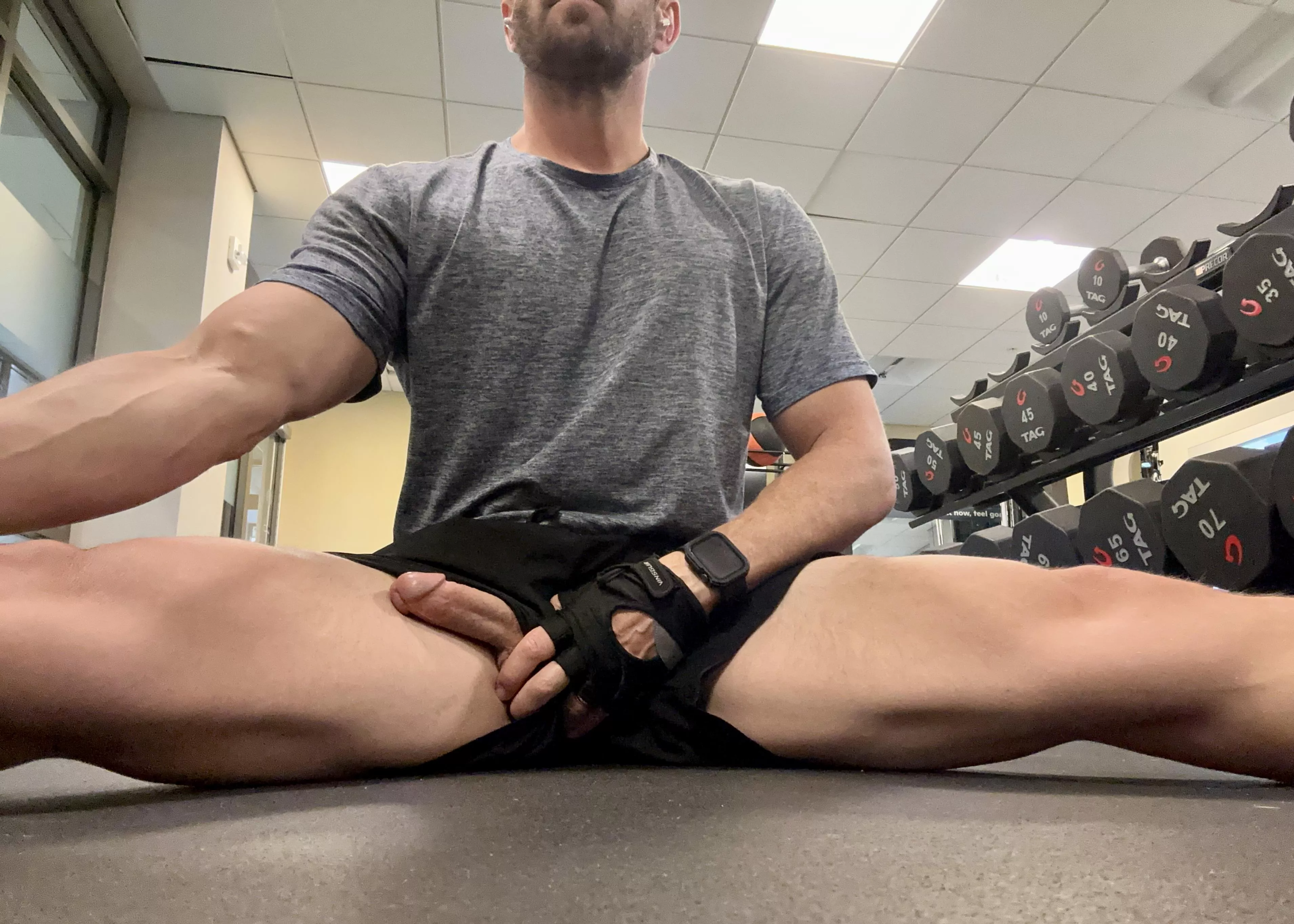 [45] I’m here hanging out in the gym. Join me?😈😘