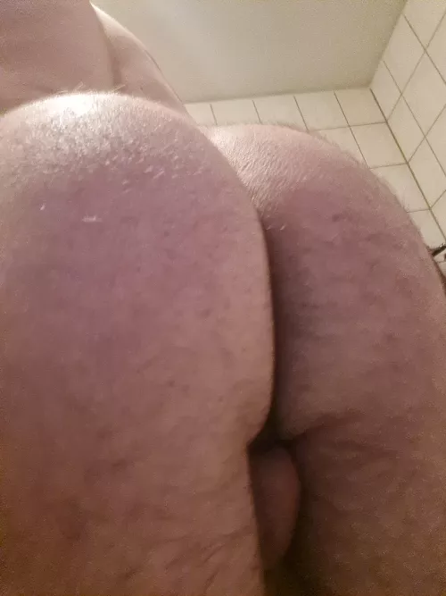 Who wants to slide his cock between my cheeks?