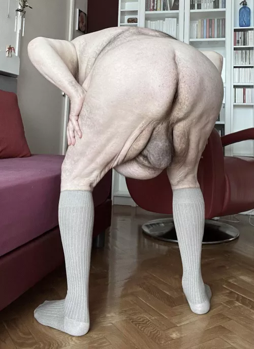 [60] Do you like my socks ?