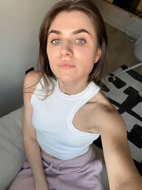 Does this mirror make my face look cute?