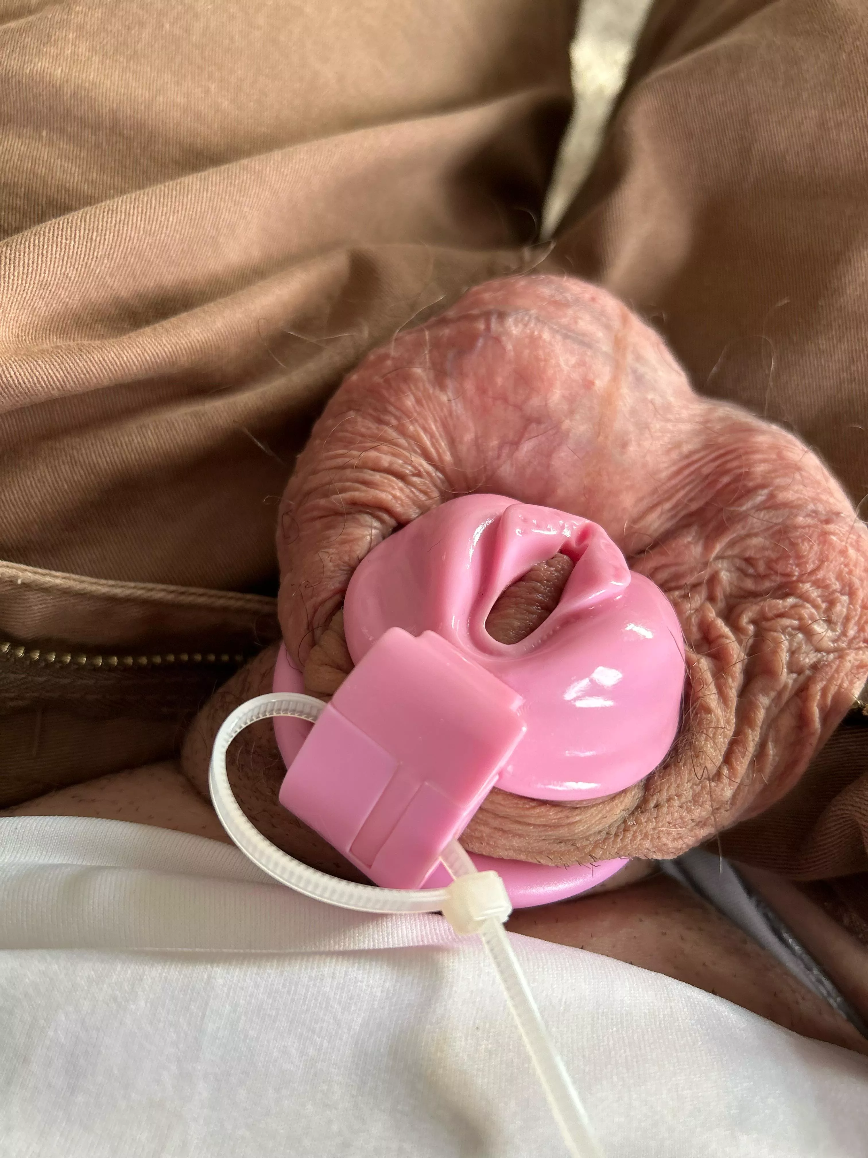 Simple zip tie keeps me safe at the airport 