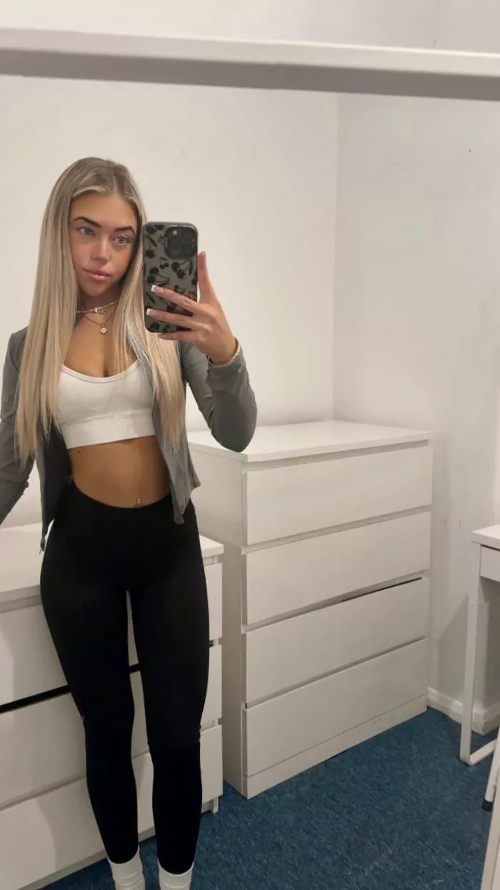 who needs jeans when you’ve got leggings this good? 