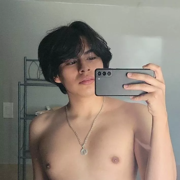 Anyone play fortnite or wild rift? 🫣