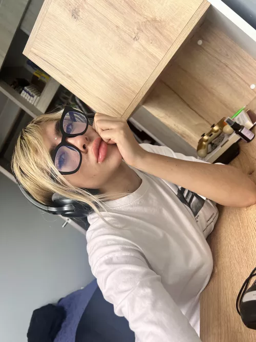 boooring who wants to come online with me??