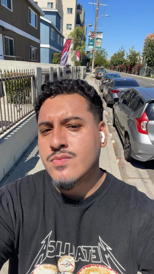 Does anyone play monster hunter world on pc?