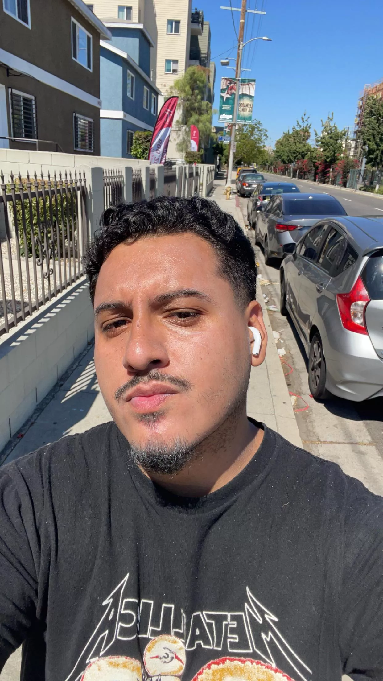 Does anyone play monster hunter world on pc?