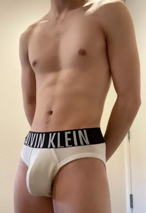Does white make my bulge look good?