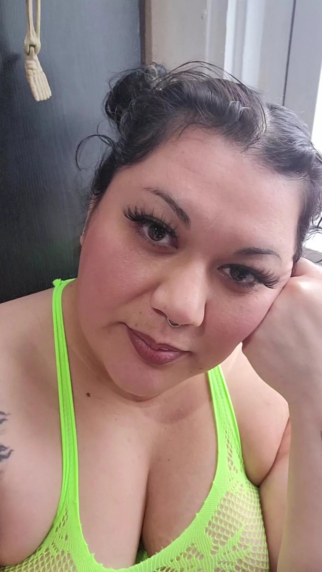 I love eyelashes, but never apply them correctly. These lasted just for the photo. 😺