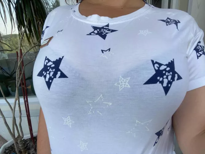 Look at my bra lines