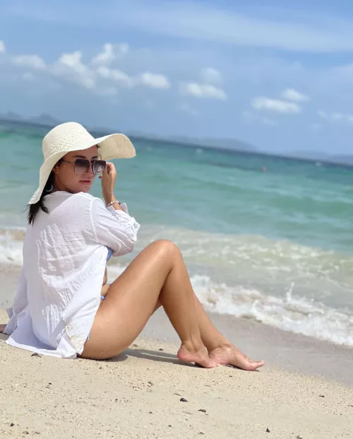 Since everyone liked the hat so much I decided to take another photo with her and share