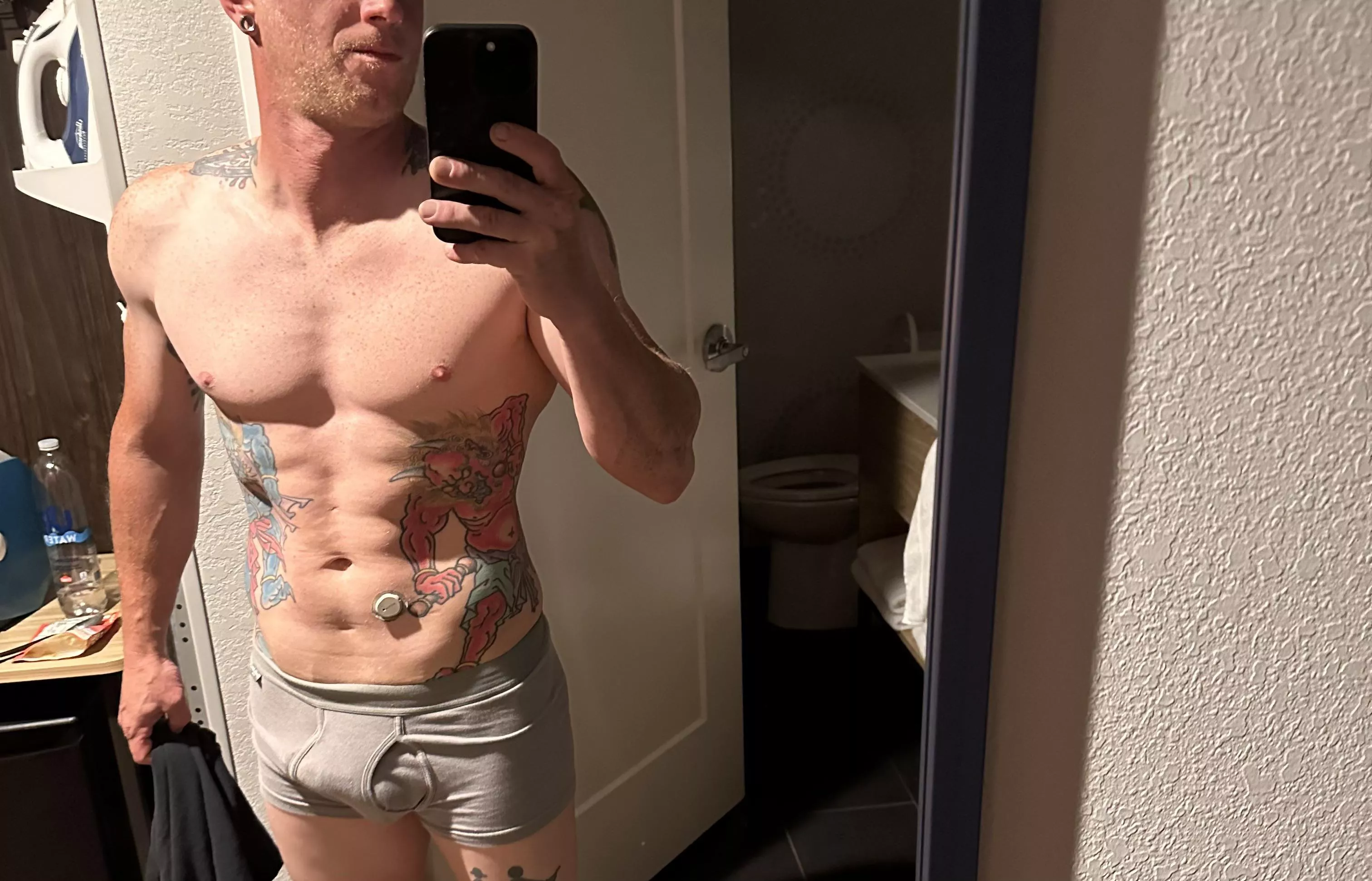 Wish there was another bro hanging at my hotel [37]