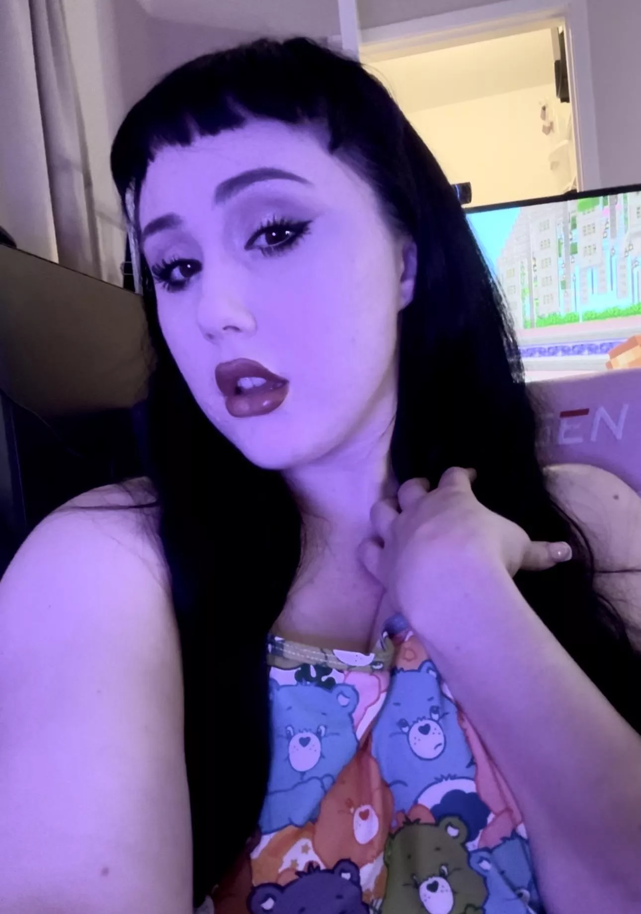 You can lick my pussy while I play ;3