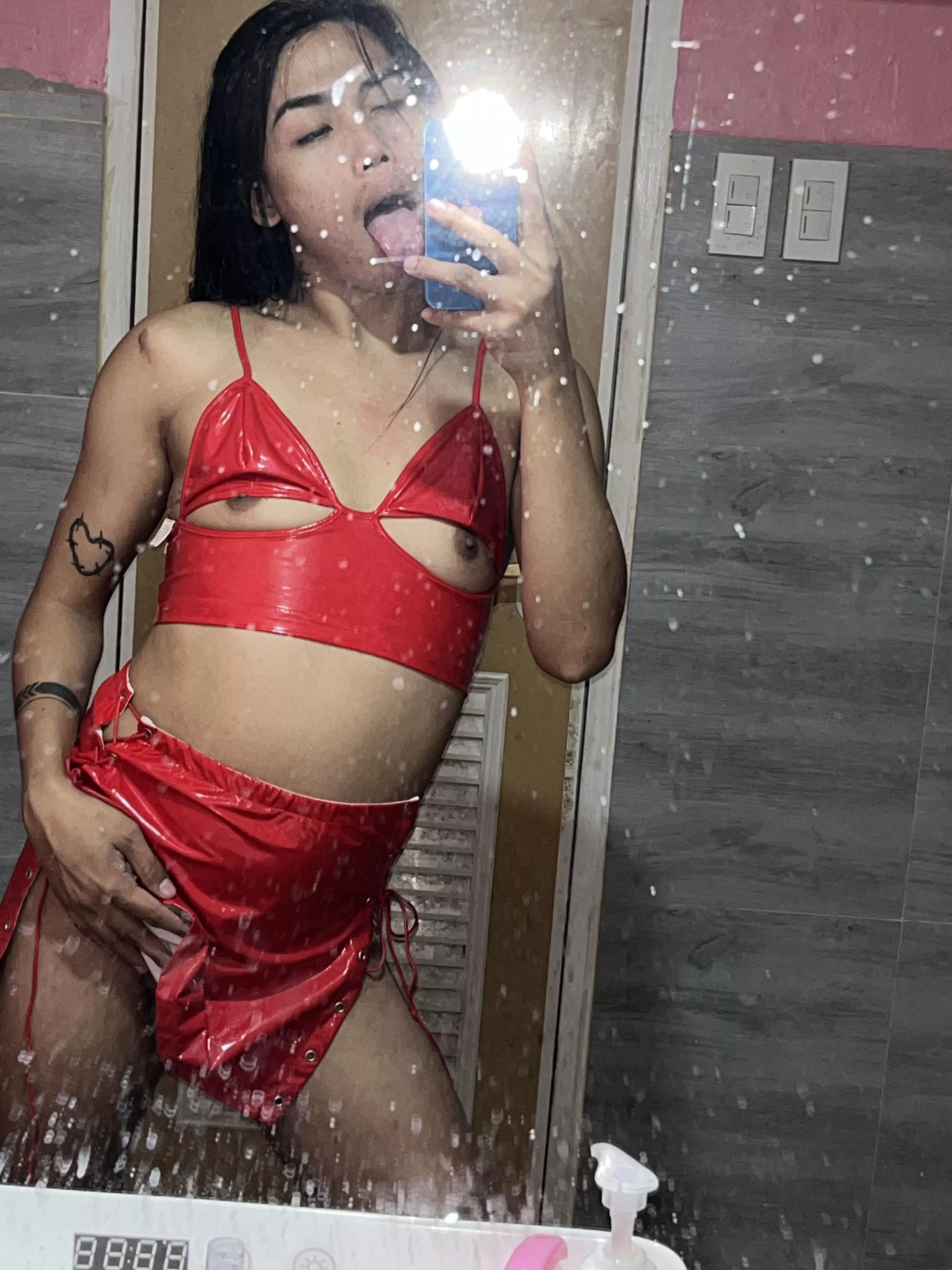 who wants to avail my content?? its an explicit video 😉