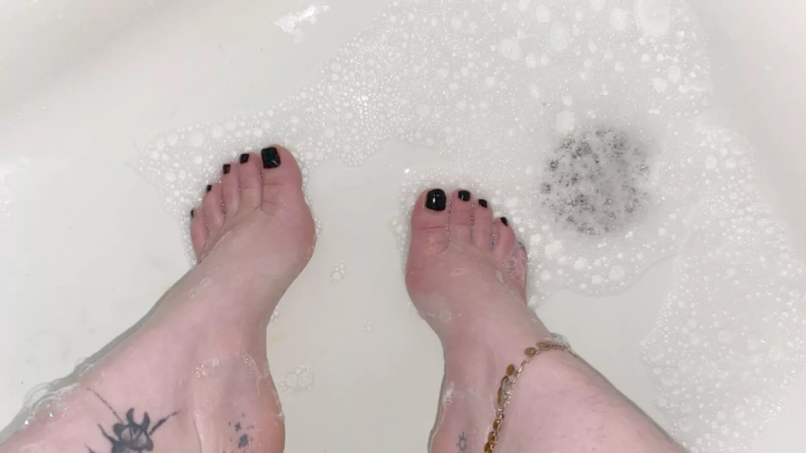 Bubbles and feet 👣 