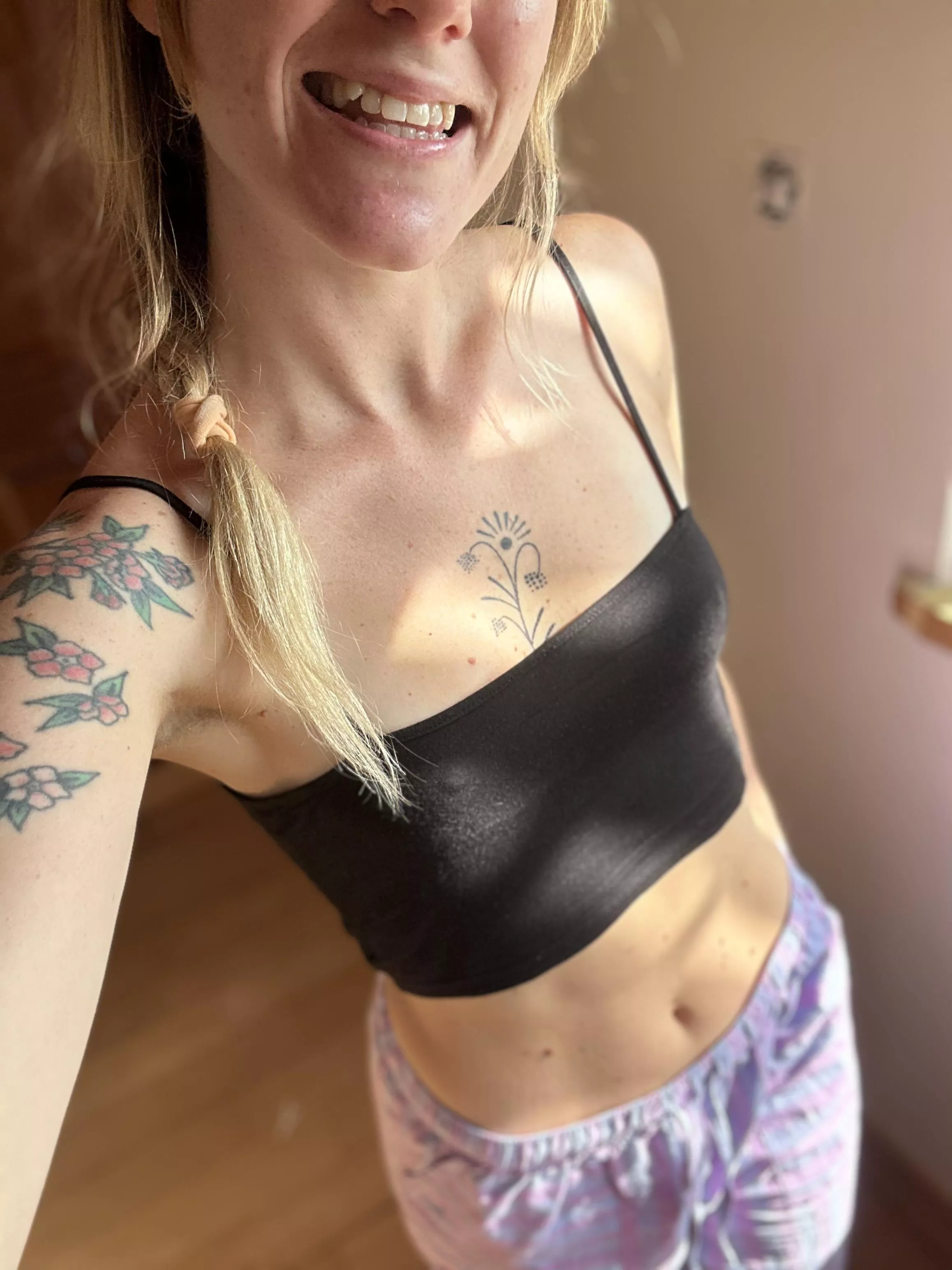 Can teachers wear crop tops