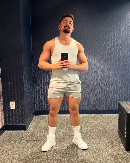 Feeling thicker than usual and it feels great 💪🏼