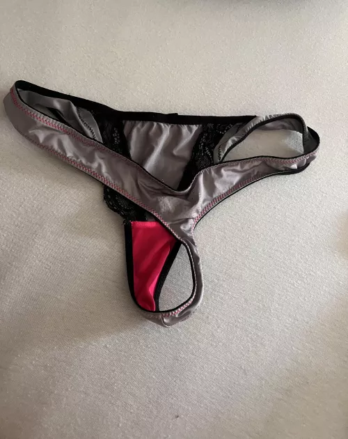 (German) 🇩🇪 Girlfriends Thong picked up from the hamper