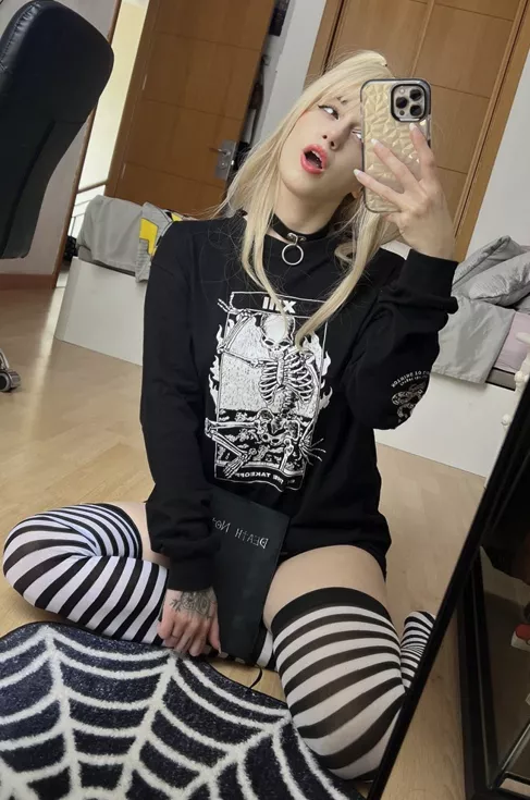 Here’s a blonde selfie for your Tuesday