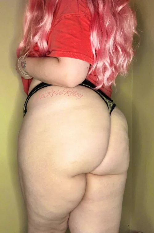 I love showing off my big juicy butt on wagon Wednesday 