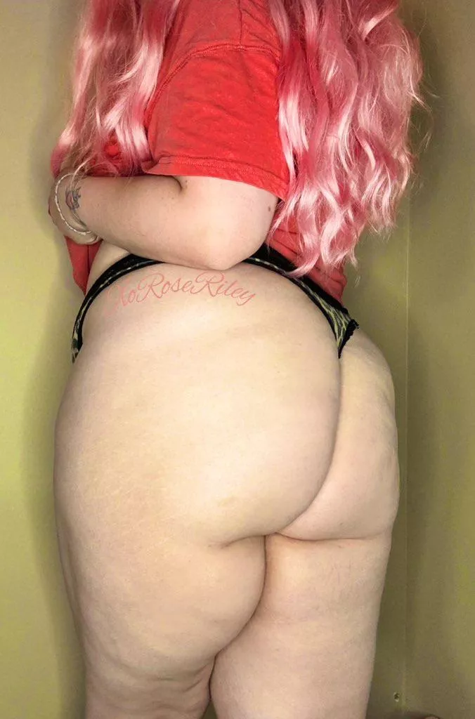 I love showing off my big juicy butt on wagon Wednesday 