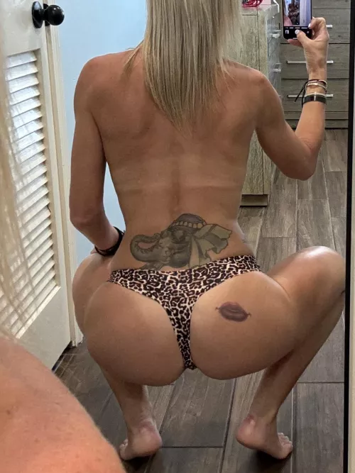Tanlined toned ass for you!