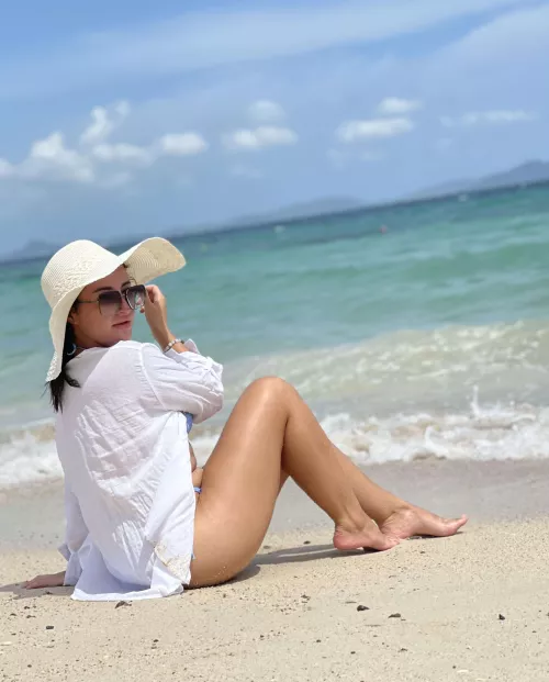 Since everyone liked the hat so much I decided to take another photo with her and share