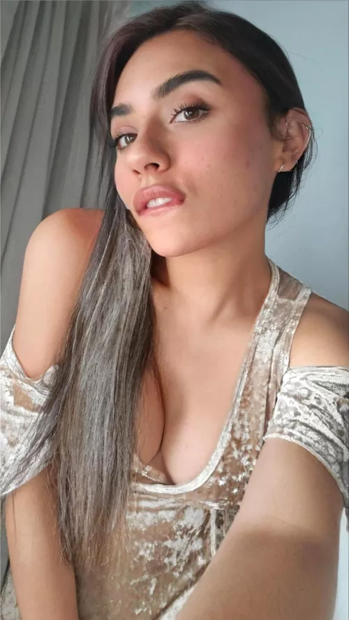 21F, do you like my dress... I think it looks cute on me