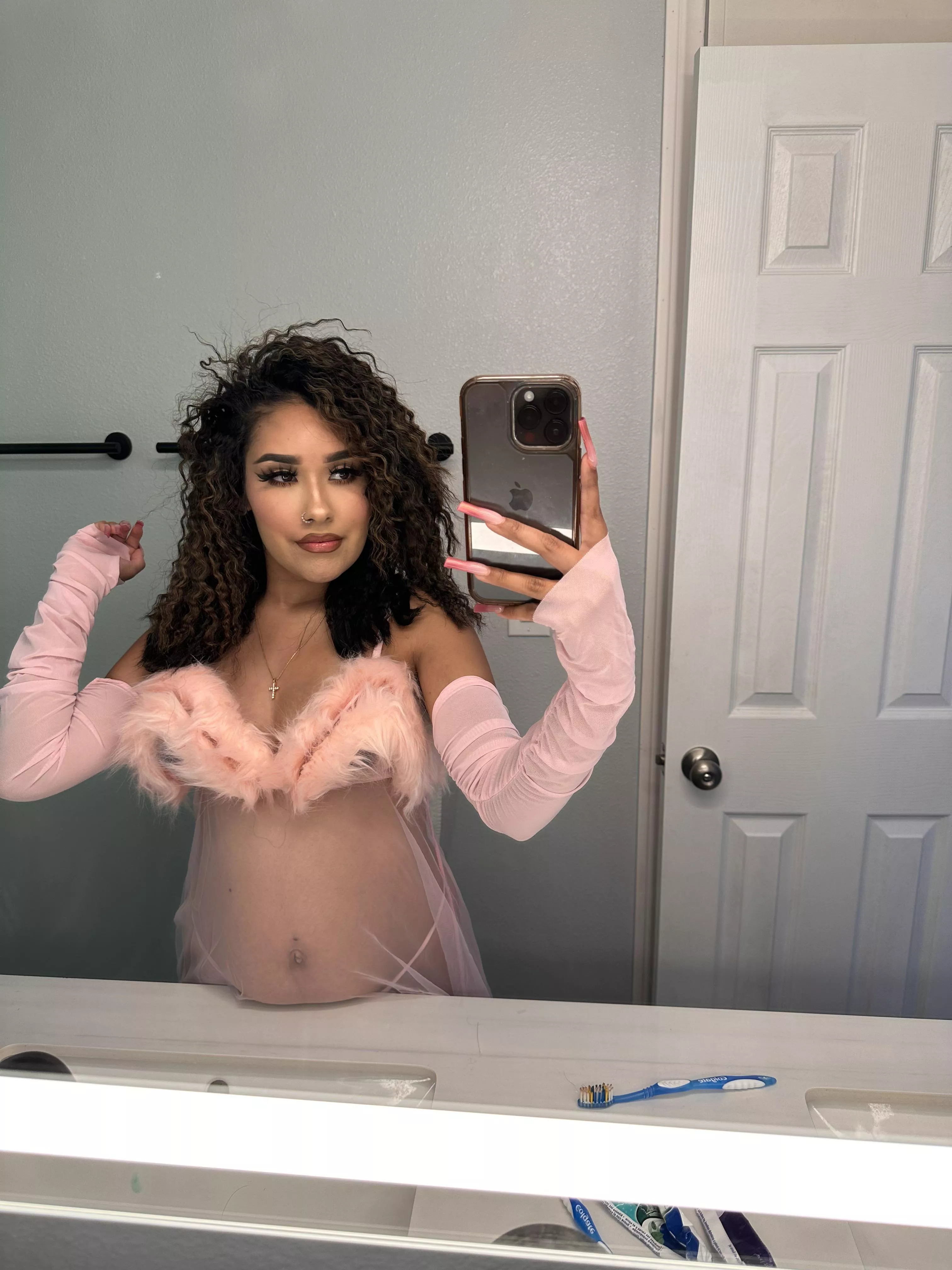 Anyone like pregnant latinas? 😝