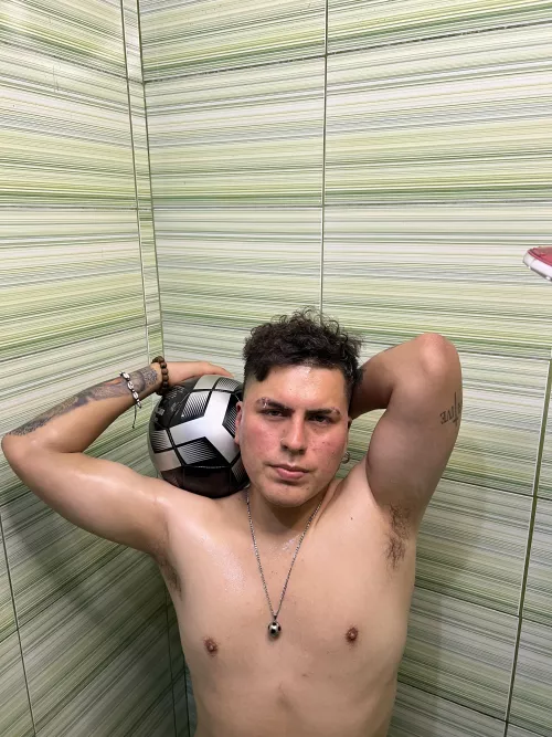 Hey fam, happy forearm day friends. Flexing for you