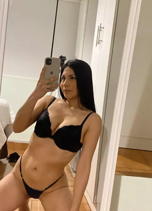 hope you're into brunettes with brown eyes & cute body