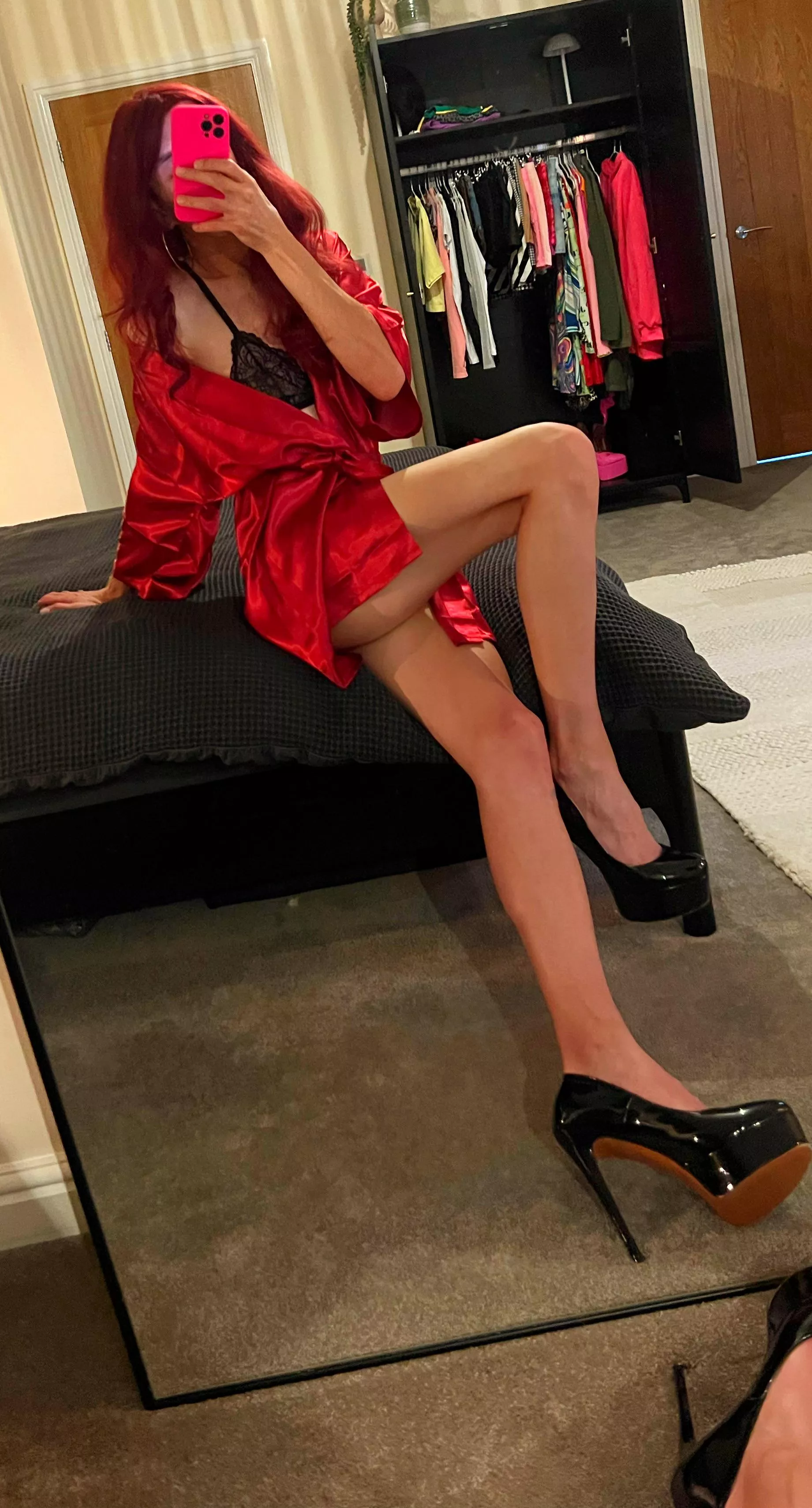 Matching lingerie, high heels, silk robe and a bottle of wine. Nadine’s perfect night in. 😉💕