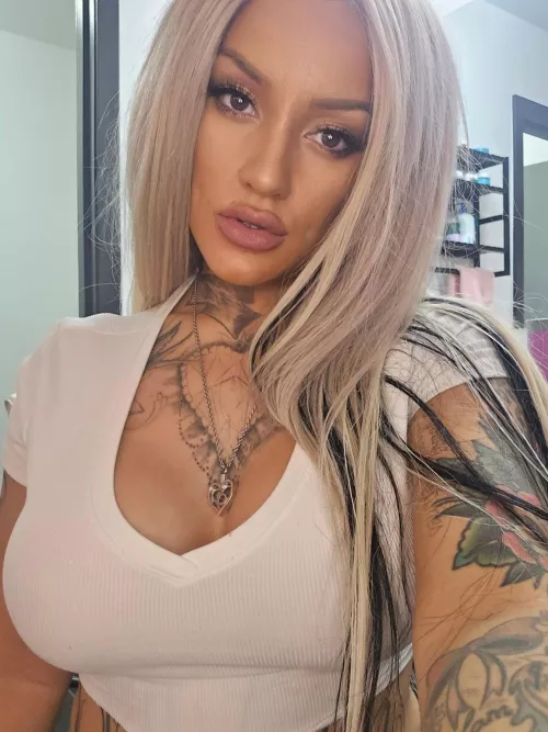 you cant resist my face and my croptop!