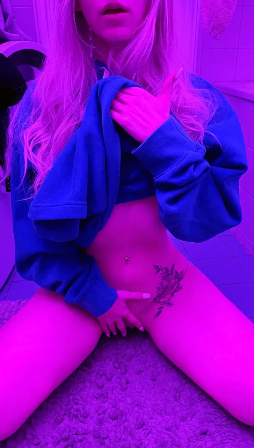 blondes in blue simply do it best