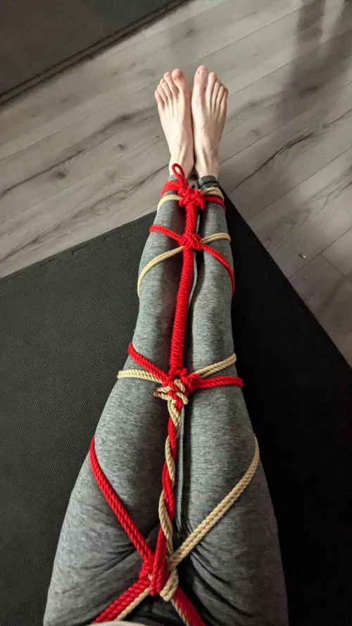 Having fun with some alternating colours with this self leg tie