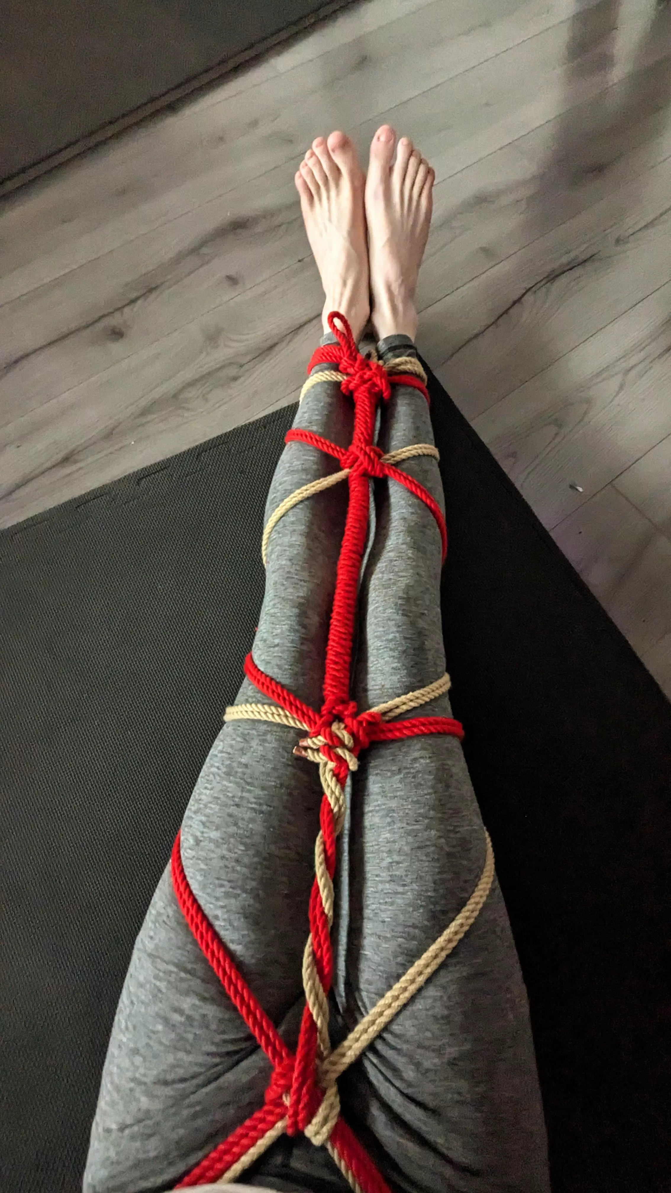 Having fun with some alternating colours with this self leg tie