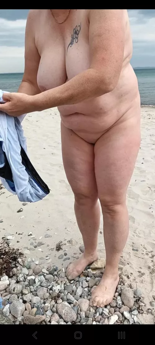 I'm naked on a public beach and want to be seen.